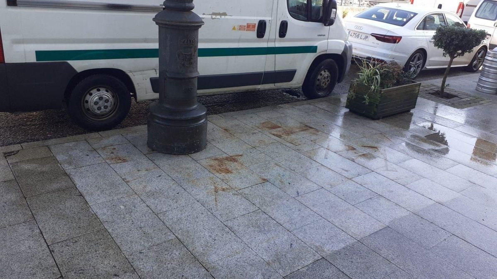 Las manchas de óxido son provocadas por las bases de las sombrillas de las terrazas.