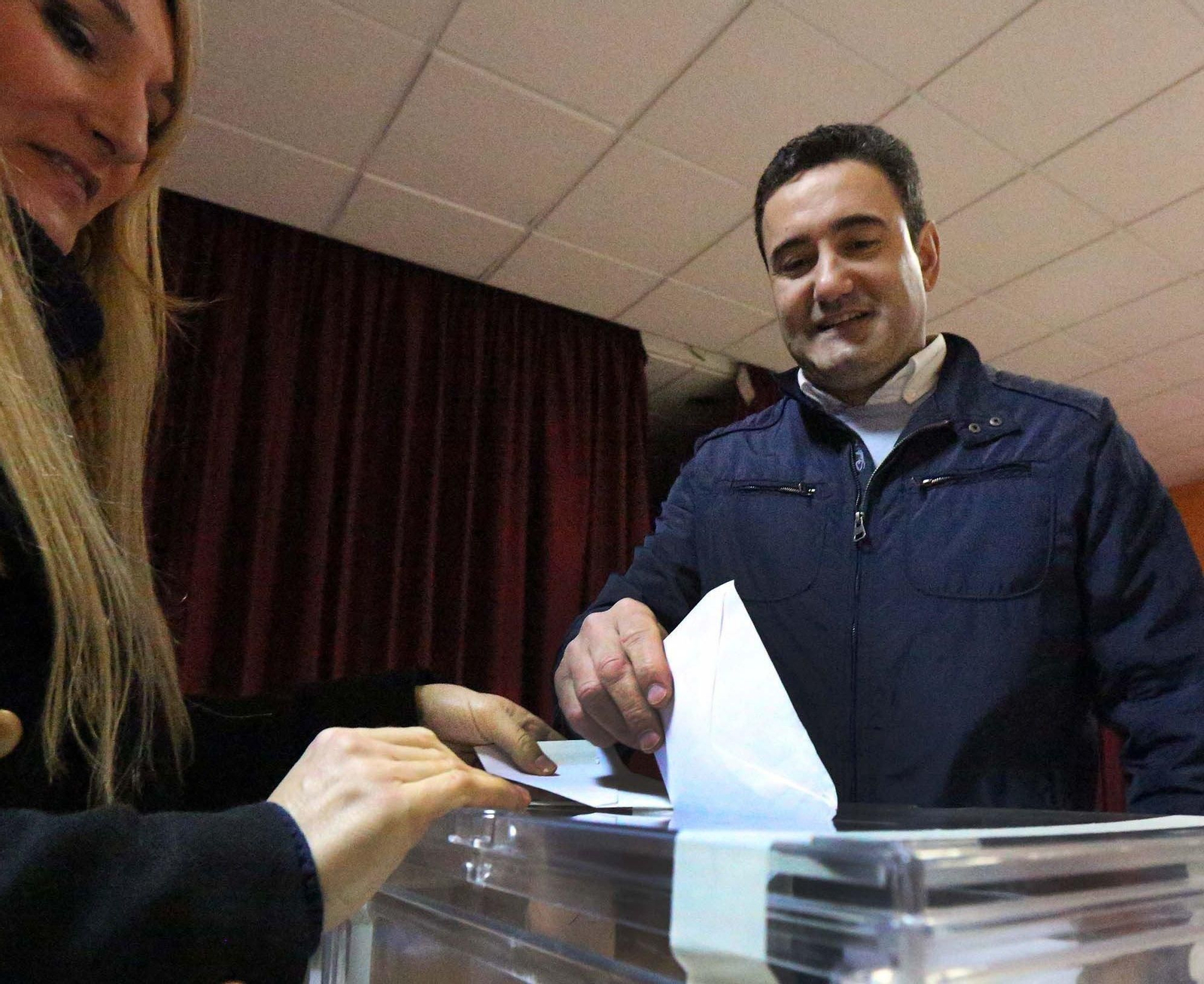Santi Rodríguez Davila número 3 al Senado, votando.