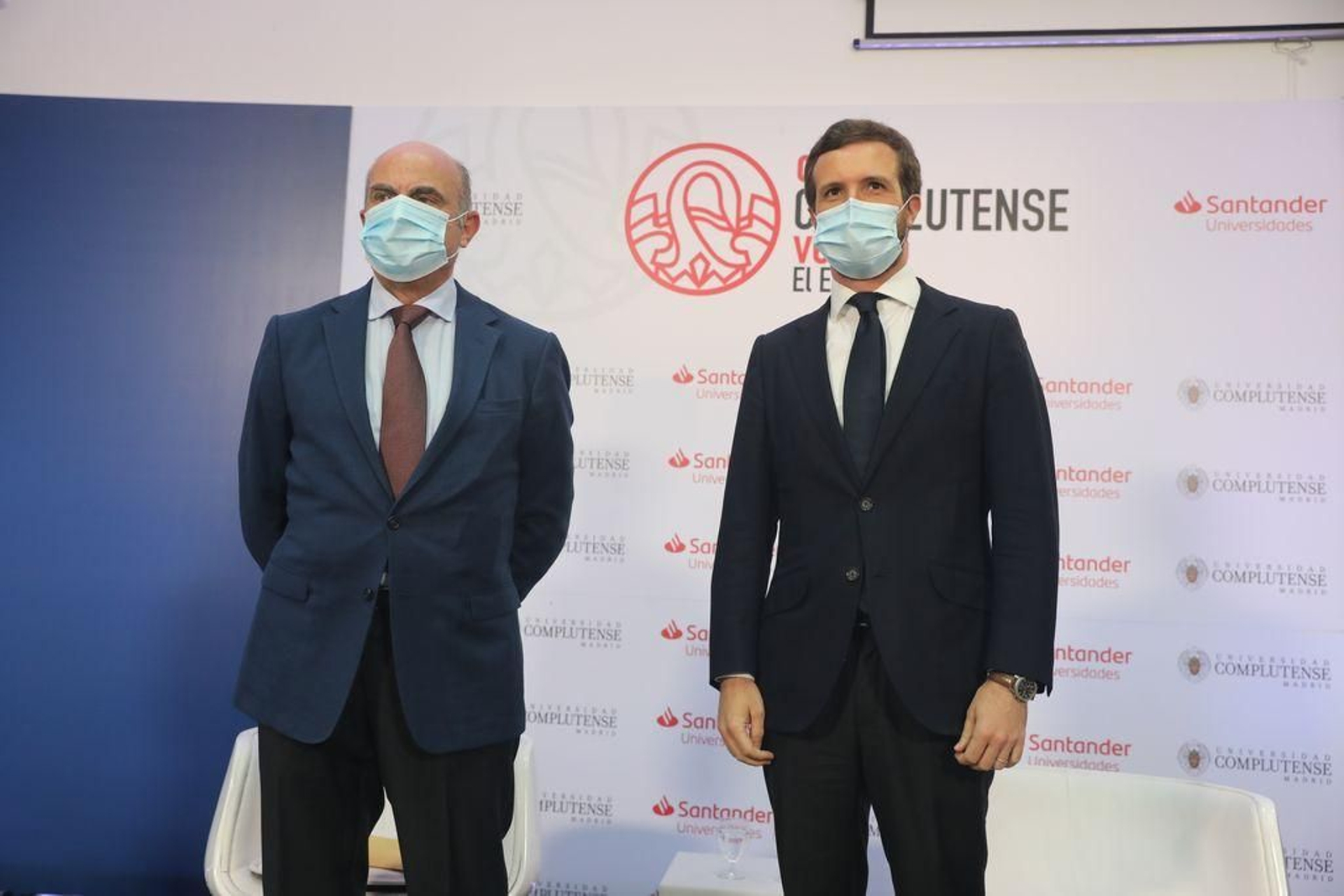 Luis de Guindos y Pablo Casado, antes de participar en la conferencia del PPE en Madrid.