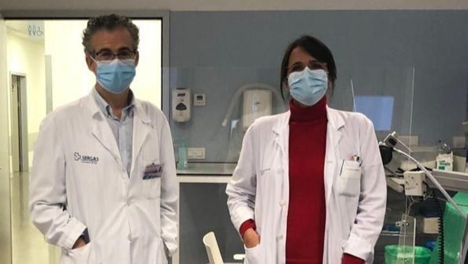 El jefe de Neumología, Alberto Fernández Villar, y la doctora Marta Núñez, en el Cunqueiro.