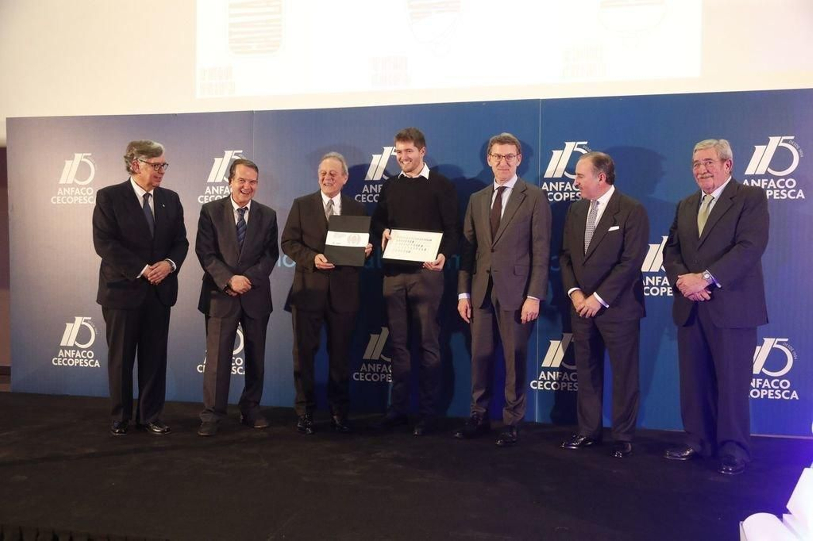 El premiado con el presidente de la Xunta y el alcalde de Vigo y responsables de Anfaco y Sabadell.