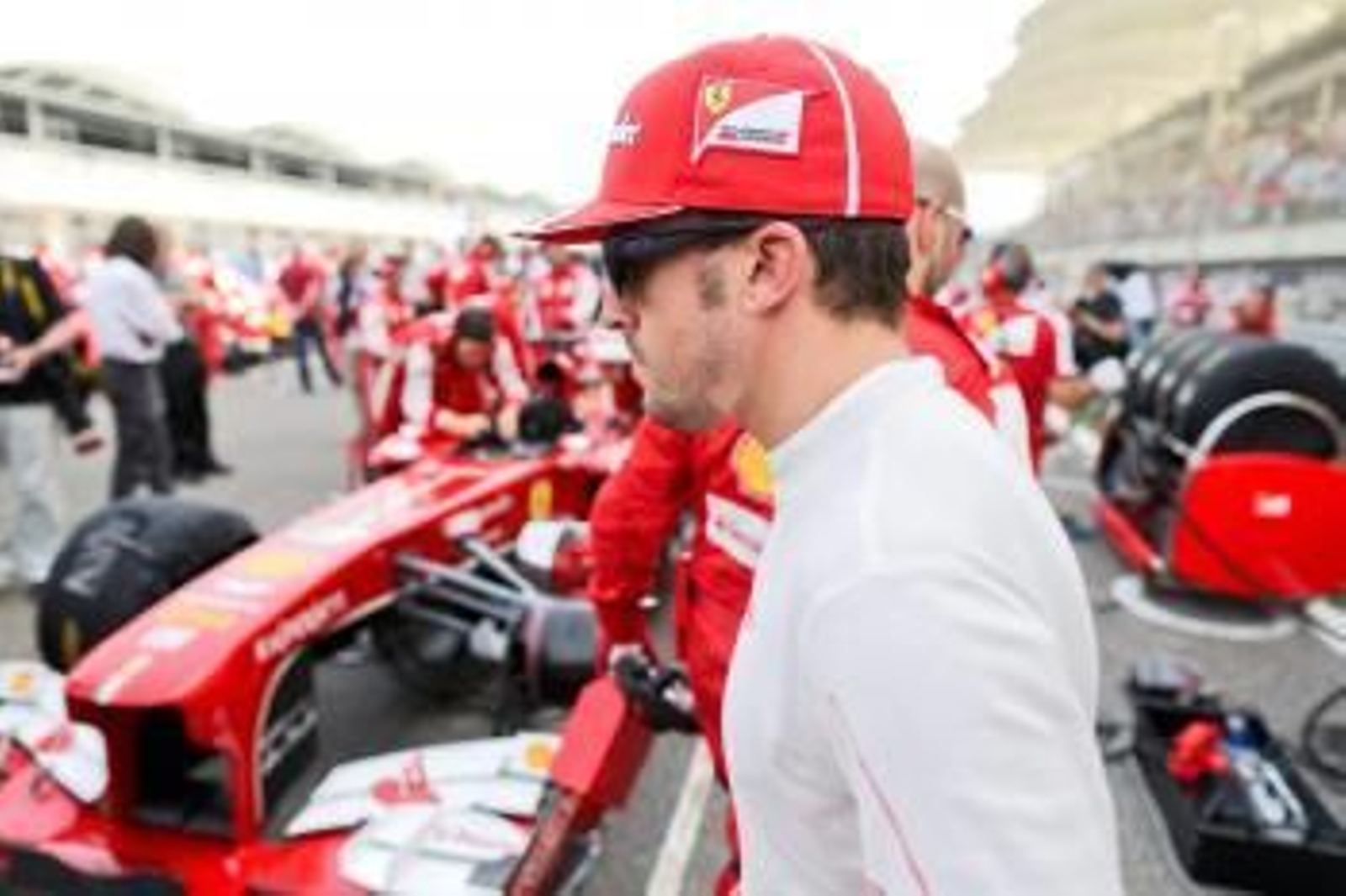 Fernando Alonso, ayer, en el circuito de Sakhir, en pleno desierto de Baréin.