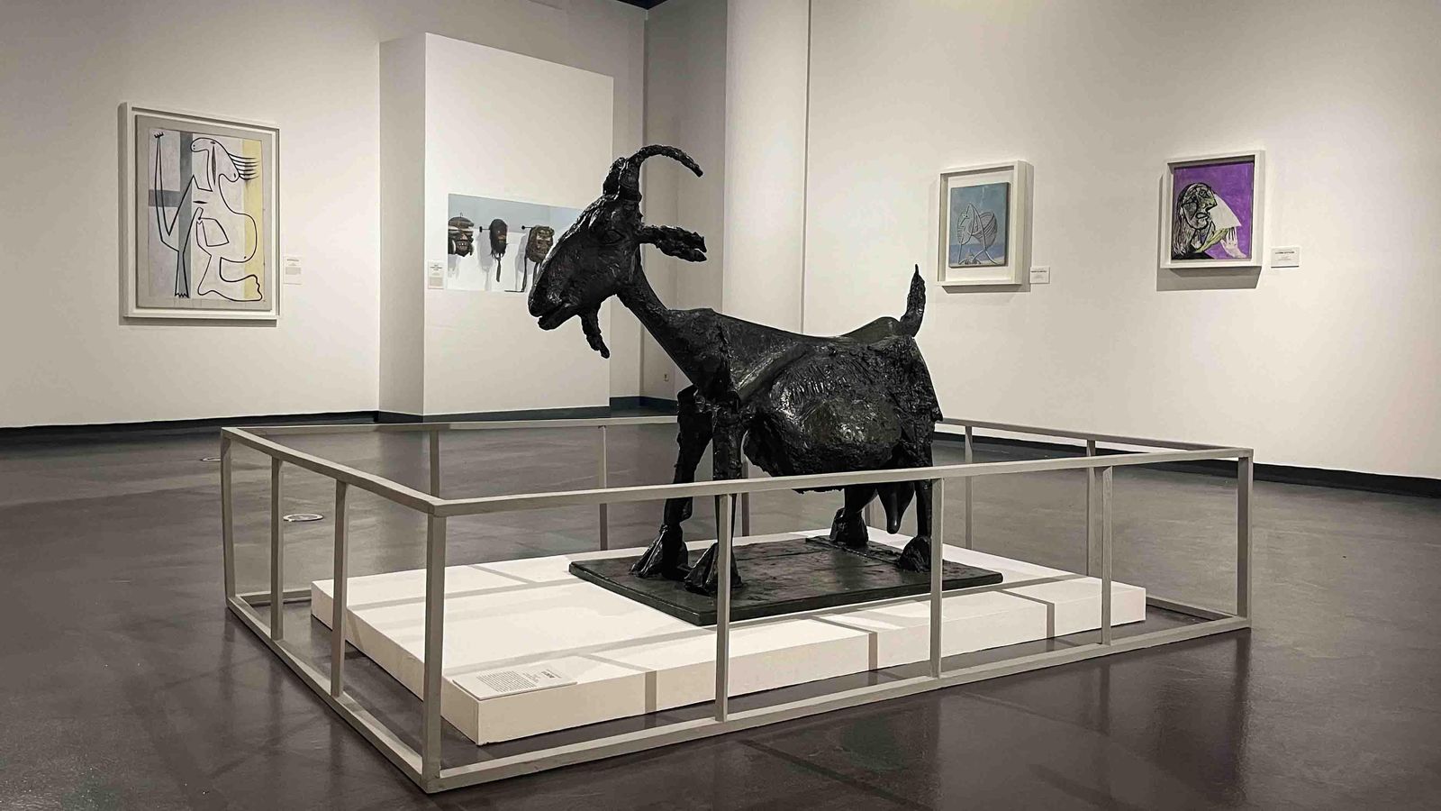 "La cabra" (1950), escultura en bronce realizada por Picasso, forma parte de la exposición "Picasso en Dakar: 1972-2022", abierta al público del 1 de abril al 30 de junio. EFE/María Rodríguez