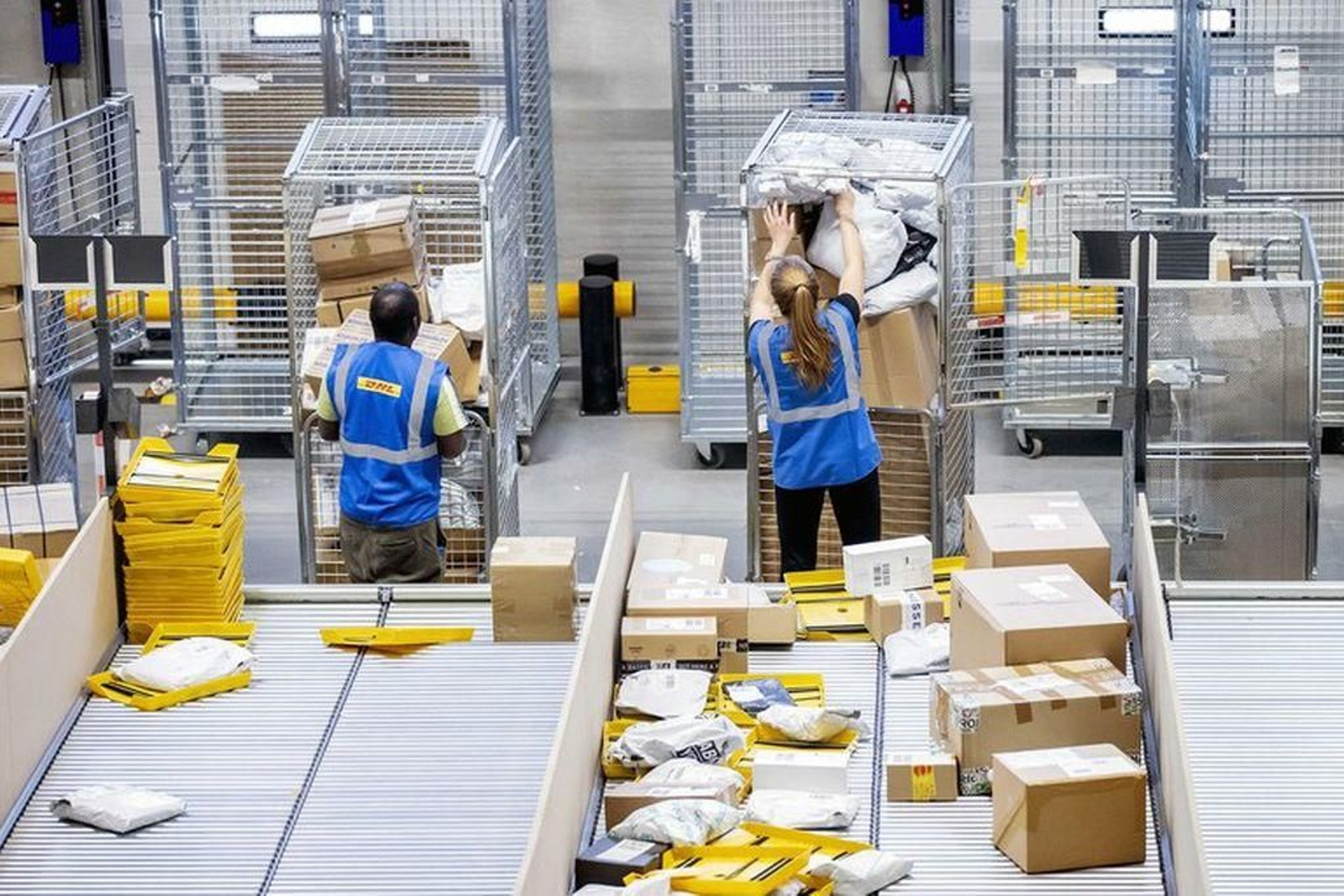 Dos empleados de una compañía logística, trabajando en una nave.