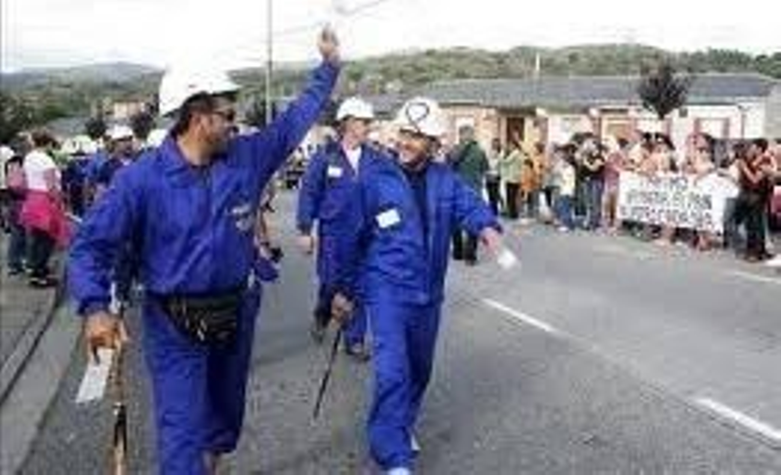 En la imagen, varios mineros en huelga.
