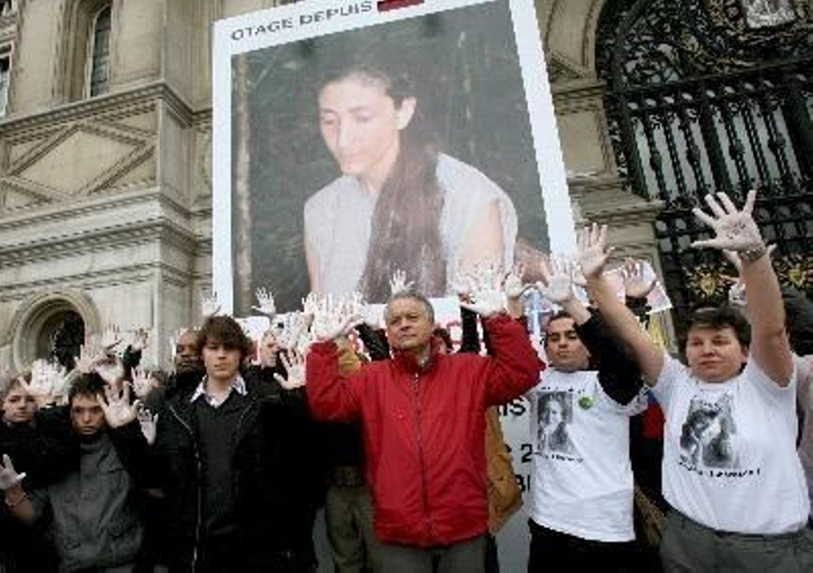 Una veintena de personas que se manifestaron frente al Ayuntamiento de París en favor de la liberación de Betancourt