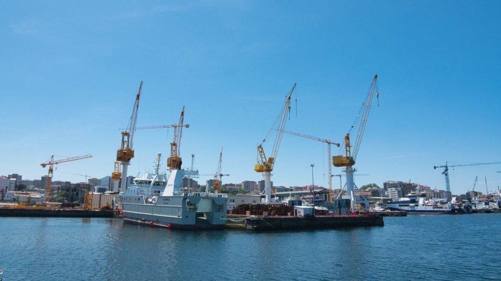 Buques en las instalaciones de los astilleros Ría de Vigo y Armón, en Beiramar.