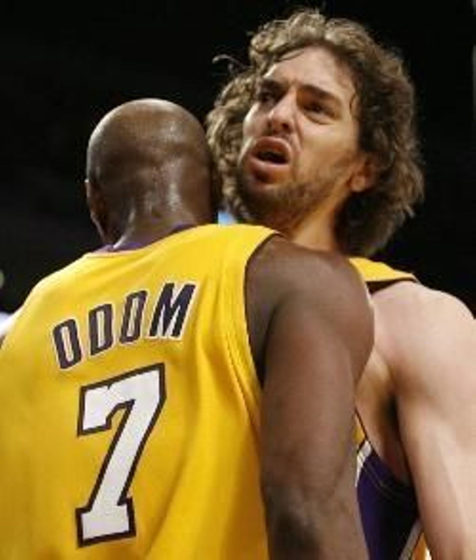Gasol felicita a Odom.