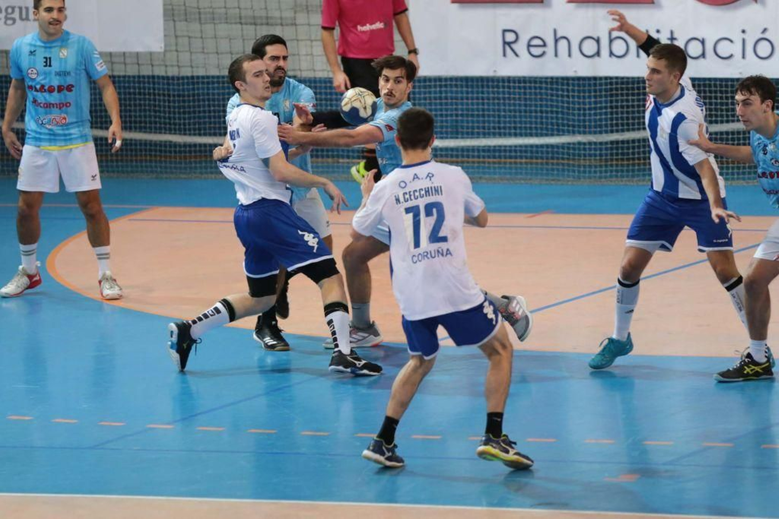 El OAR Coruña trata de superar la defensa del Seis do Nadal.