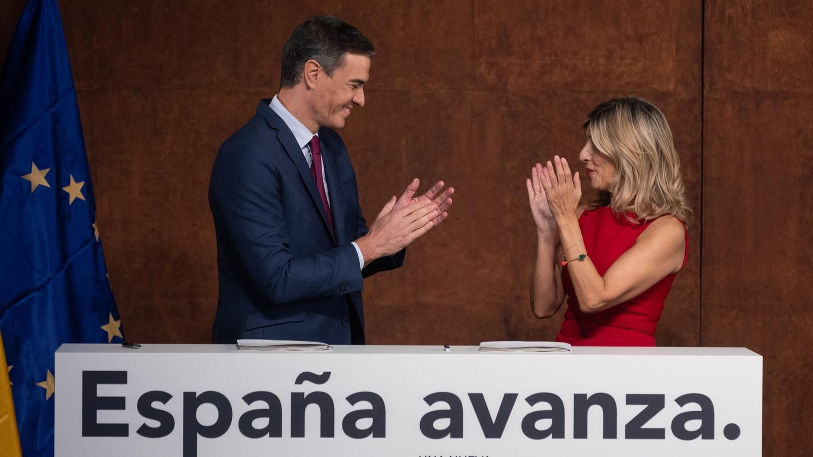 El presidente del Gobierno en funciones, Pedro Sánchez y la líder de Sumar y vicepresidenta segunda del Gobierno y ministra de Trabajo en funciones, Yolanda Díaz, aplauden tras firmar un acuerdo para un Gobierno de coalición progresista. // Europa Press