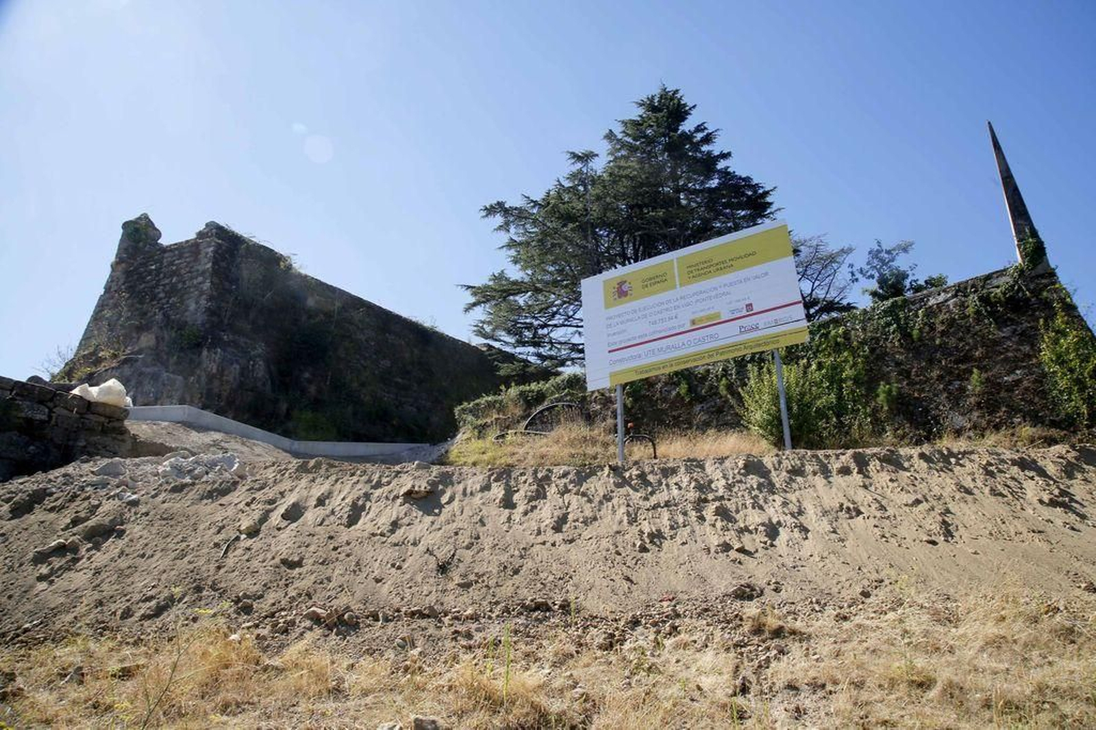 Las obras de remodelación y puesta en valor de muralla de O Castro están avanzadas.
