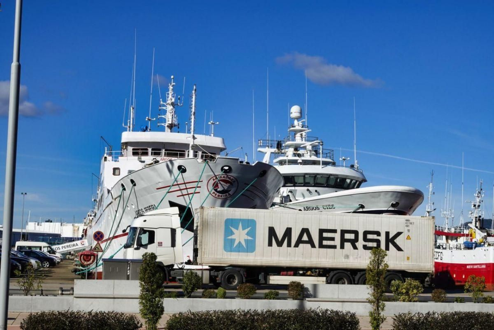 Un contenedor para el pescado ayer en el muelle de Beiramar, donde atraca la flota de altura.