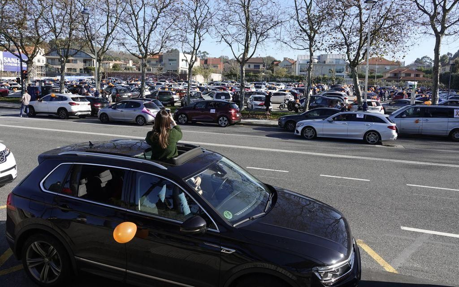 Centenares de coches recorren Vigo en protesta contra la reforma educativa1