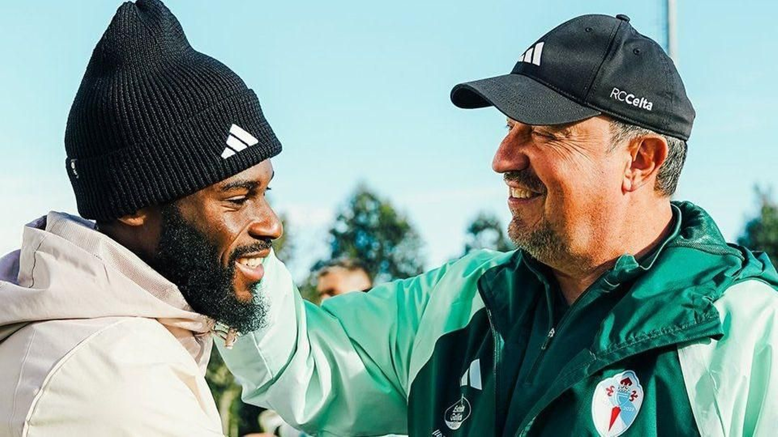 Rafa Benítez saluda a Jonathan Bamba en el entrenamiento del pasado jueves en Mos.