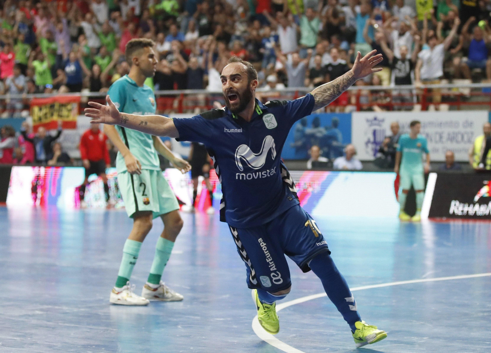 Los jugadores del Movistar Inter celebran el título de liga tras superar al Barcelona.