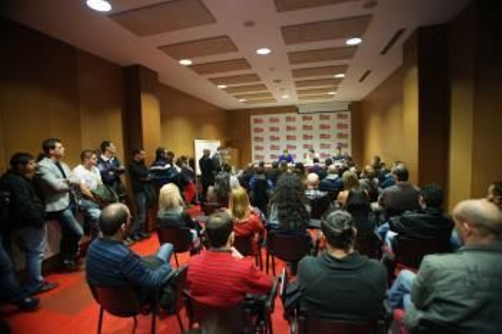 Asamblea de trabajadores que se celebró ayer en la sede de CC OO en Navia.