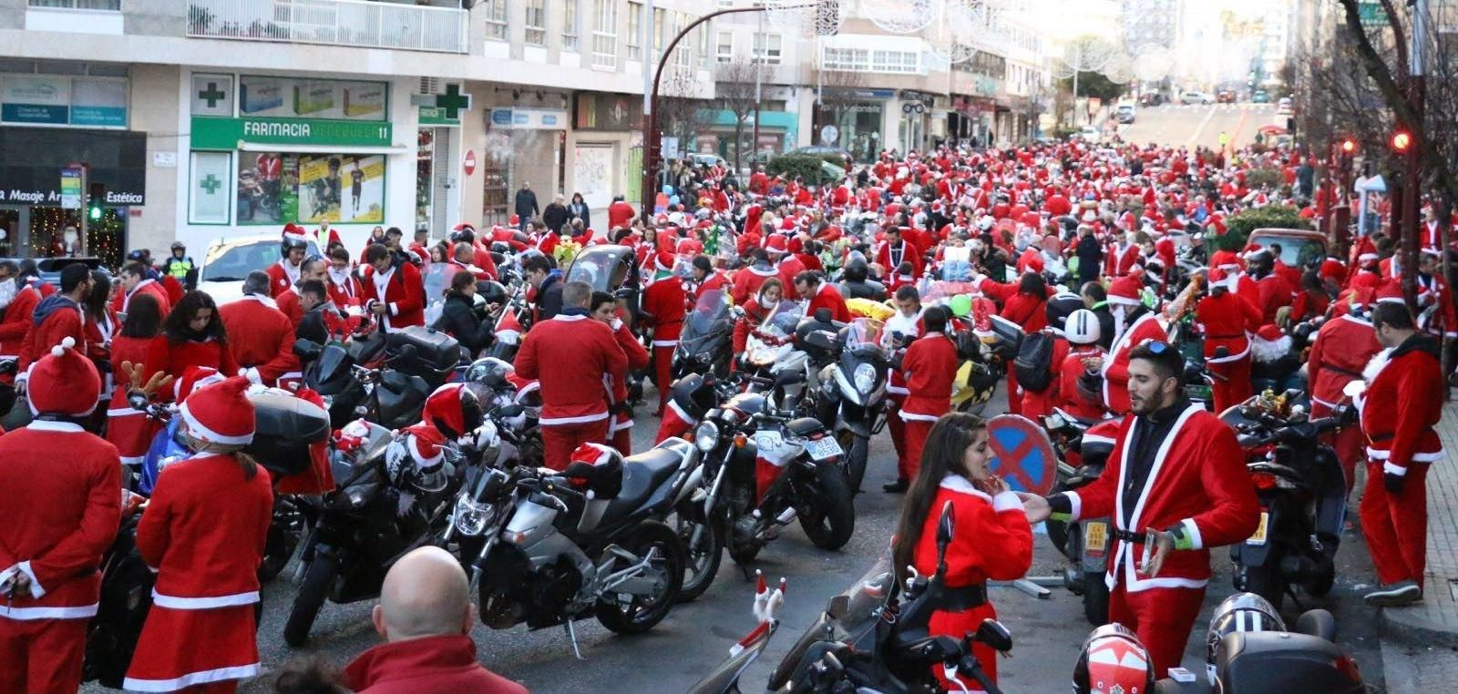 Miles de motoristas en la papanoelada motera de Vigo