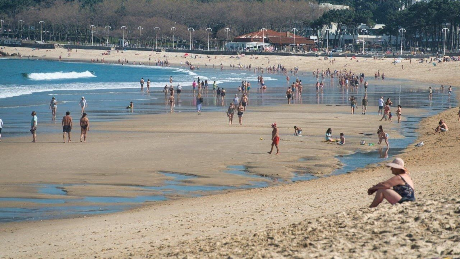 Bañistas en la playa de Samil disfrutando del sol. // Vicente Alonso