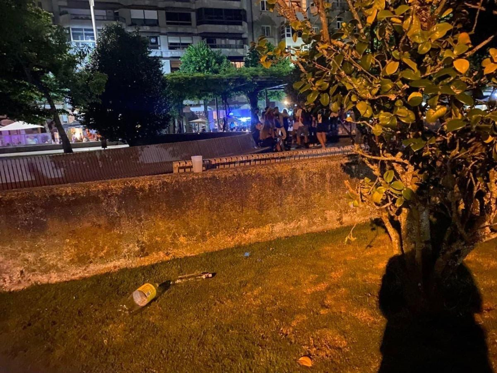 Imagen de restos de bebidas durante un fin de semana en la zona de As Avenidas.