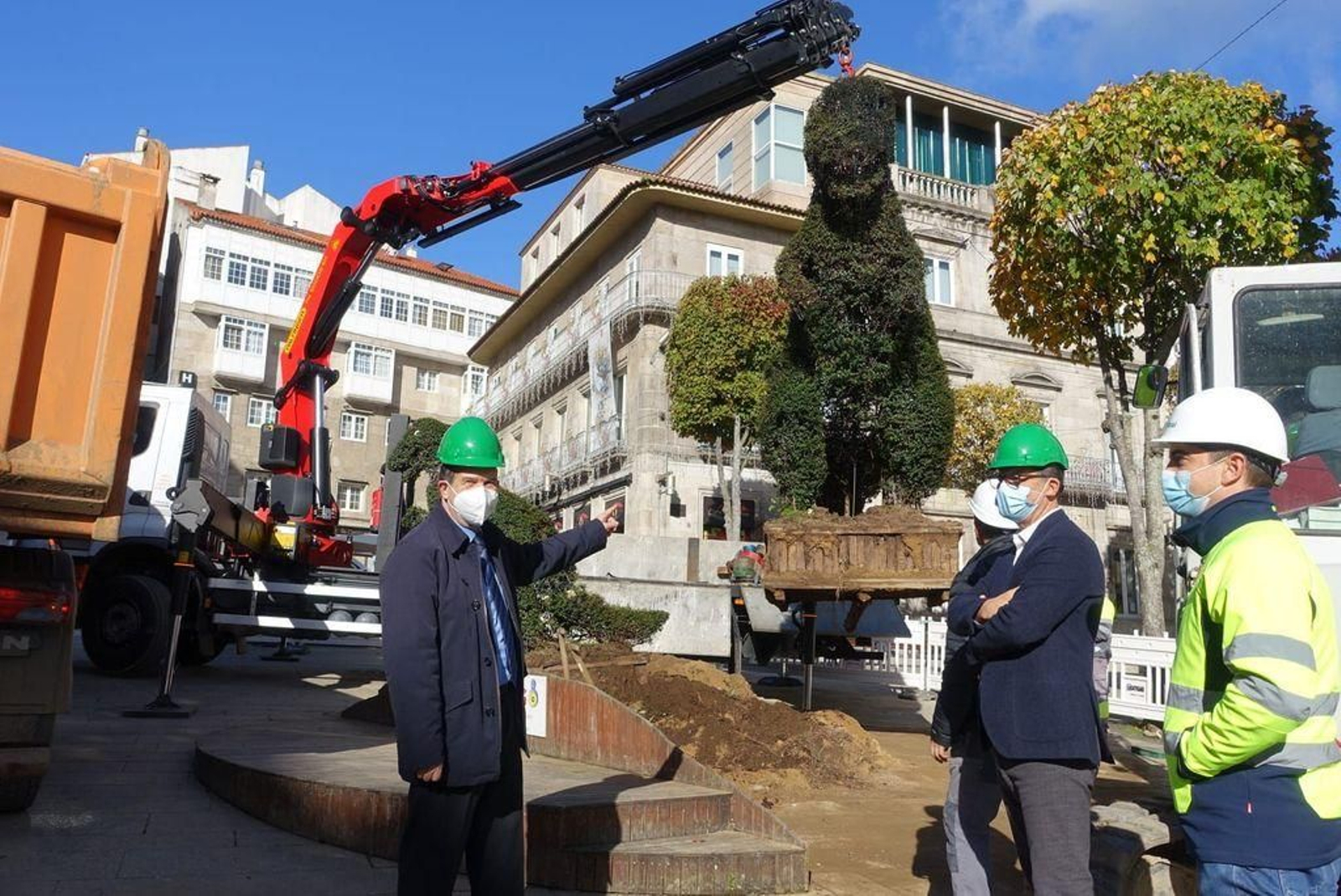 Abel Caballero supervisó los trabajos para cambiar la ubicación de Dinoseto y Dinosetito.