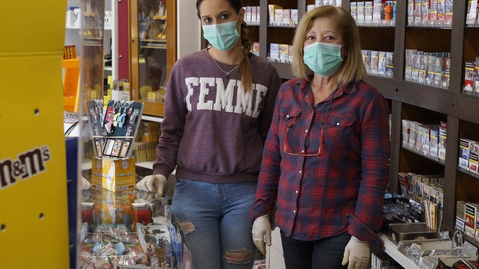 Cándida Martínez y su empleada en el estanco de Venezuela.