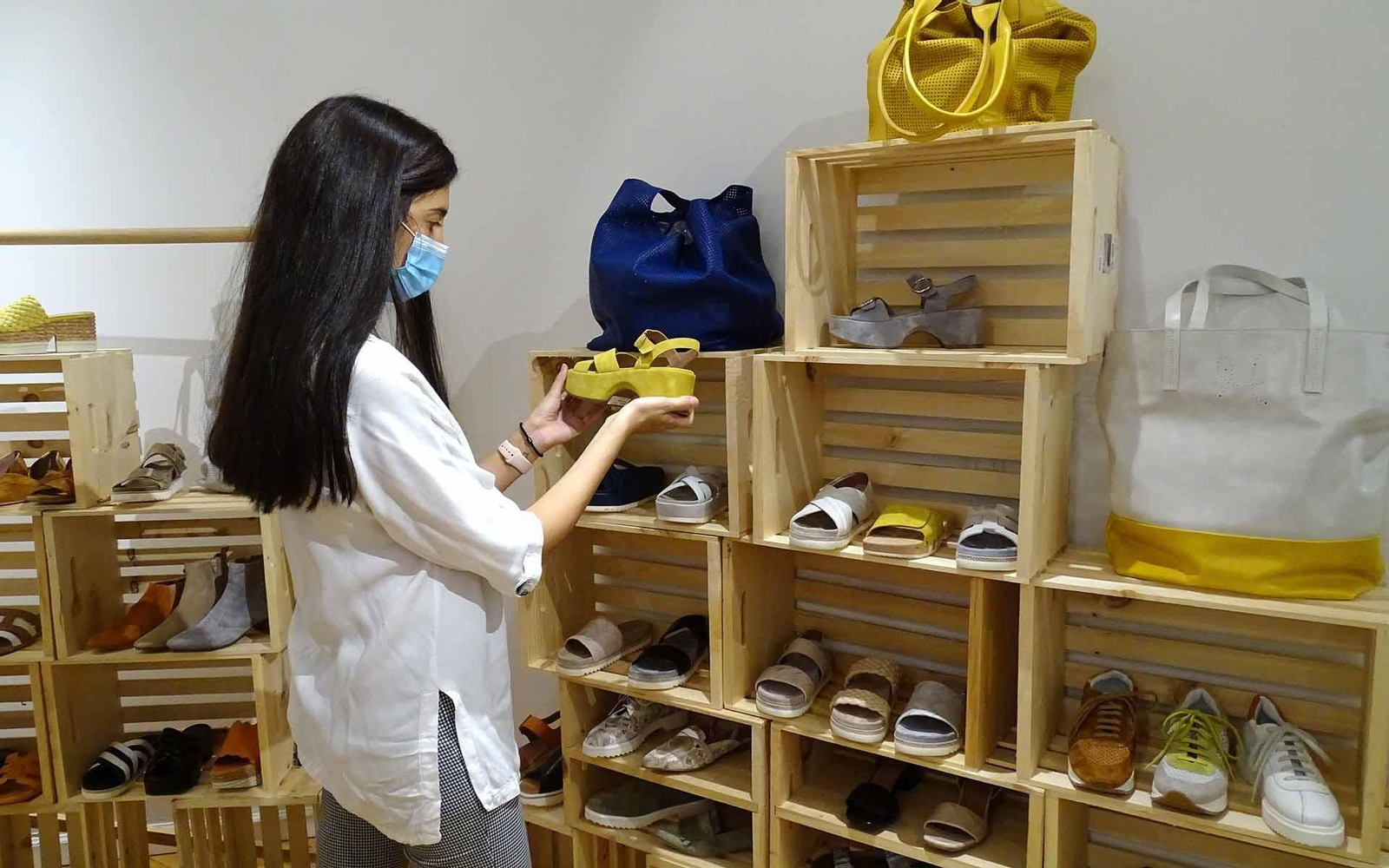 Fotografía cedida por FashionLAB donde aparece su cofundadora, Anna Giralt, preparando el producto de la colección primavera-verano 2021 de la marca Homers. EFE/ FashionLAB