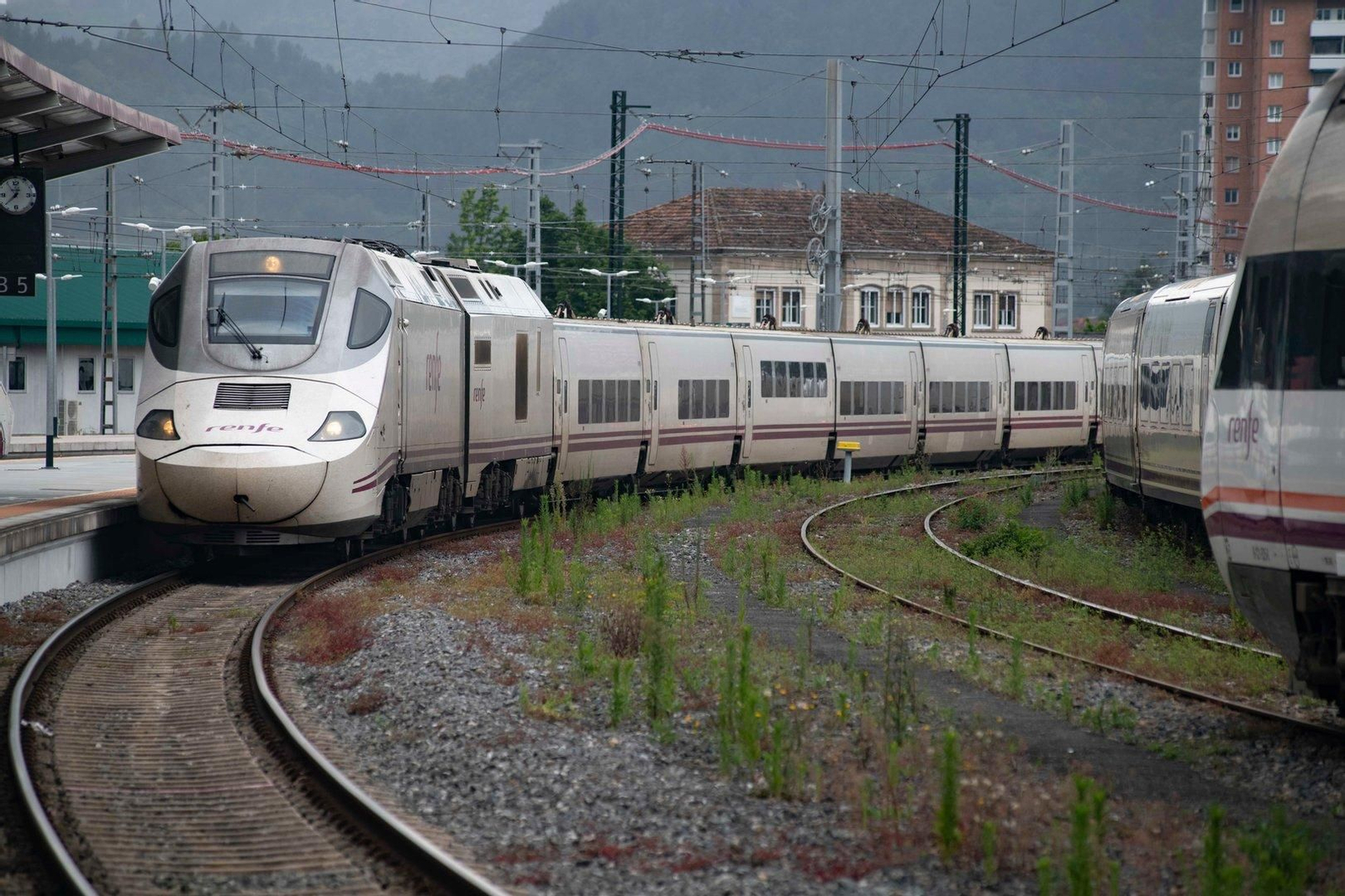 El AVE, a su entrada en Ourense.