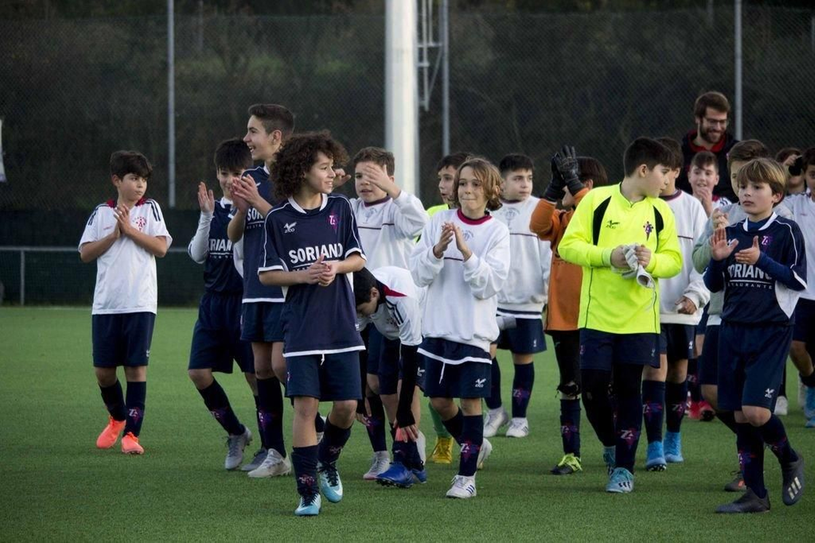 Los jugadores del Areosa lograron la victoria en el torneo alevín y hoy disputan el Super 6.
