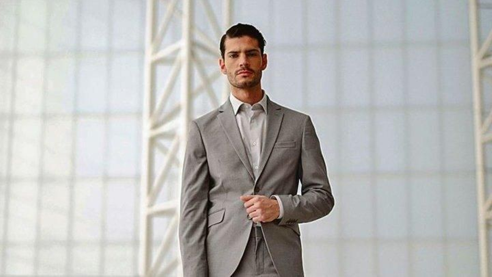 El traje es una prenda imprescindible en los eventos.