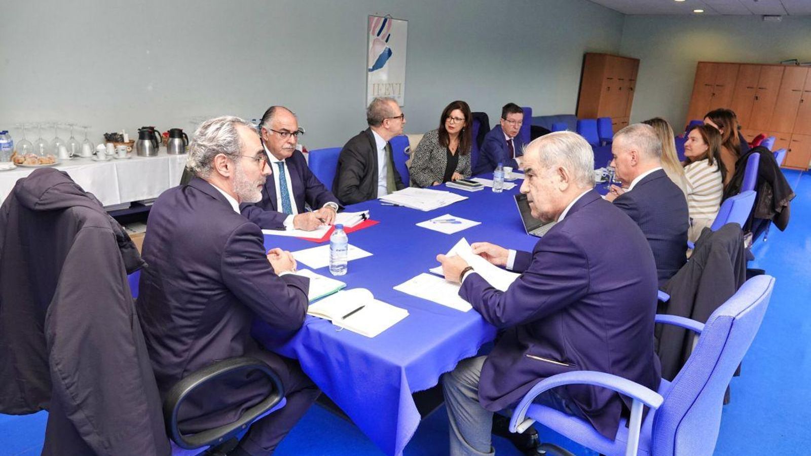 La dirección del patronato ferial de Ifevi, con mayoría de la Xunta, ayer reunida.