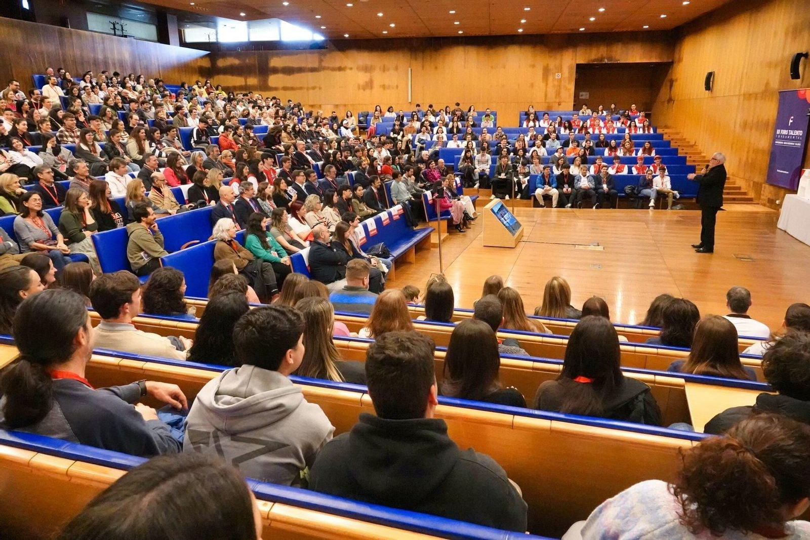 Asistentes en la charla de Leo Harlem en la feria empresarial en la facultad de económicas de la UVigo.
