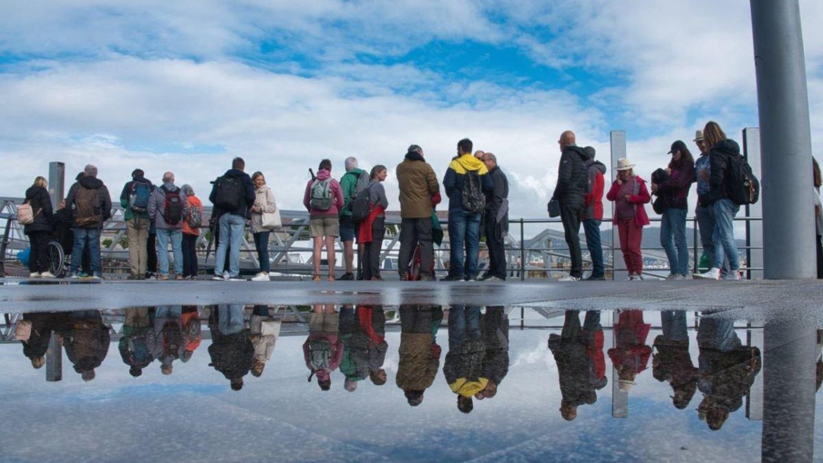 Colas ayer para embarcar en dirección a Cíes, algunas bajo la lluvia.