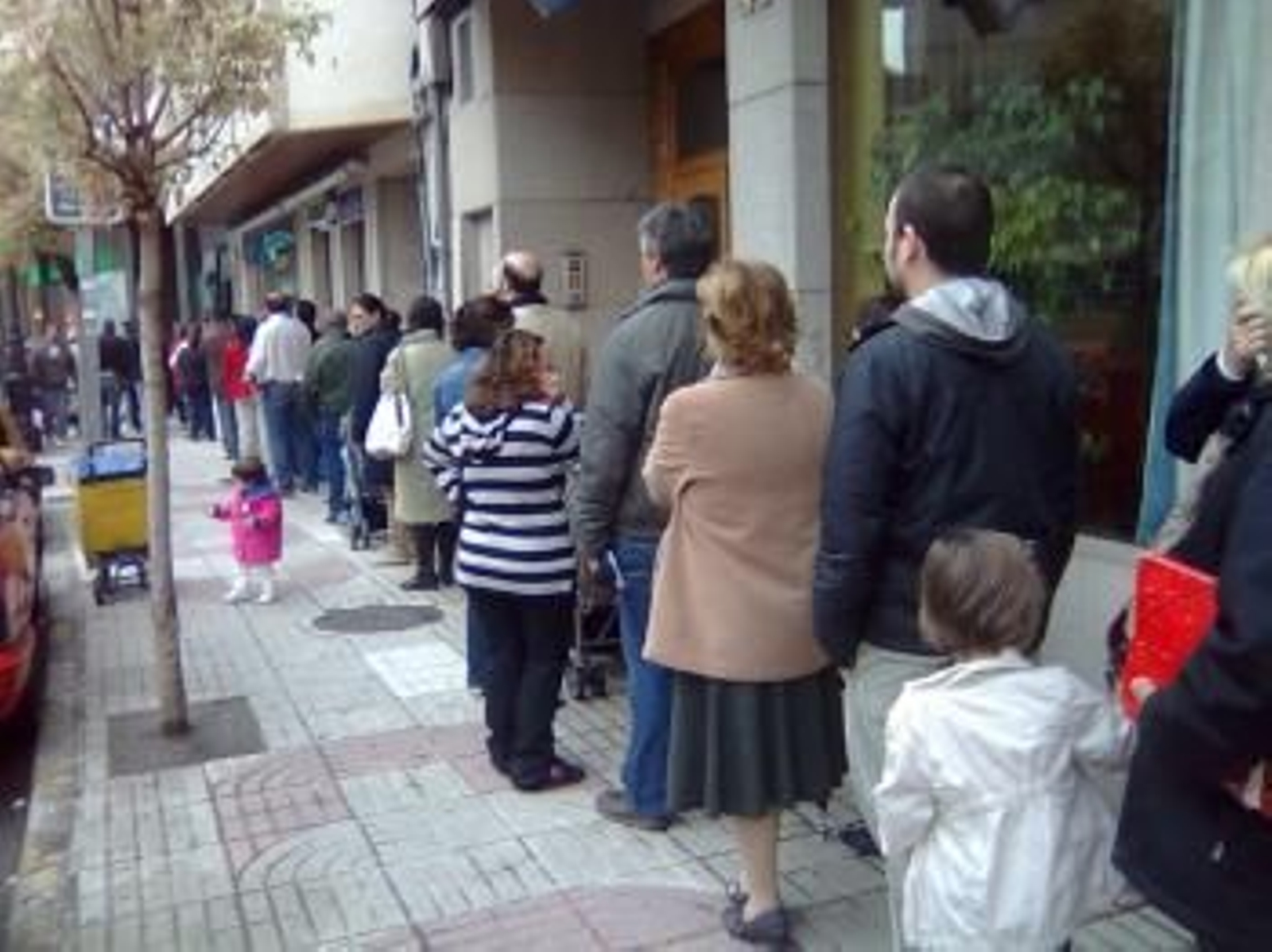 Una de las largas colas en los servicios públicos de empleo en Vigo en los últimos años.