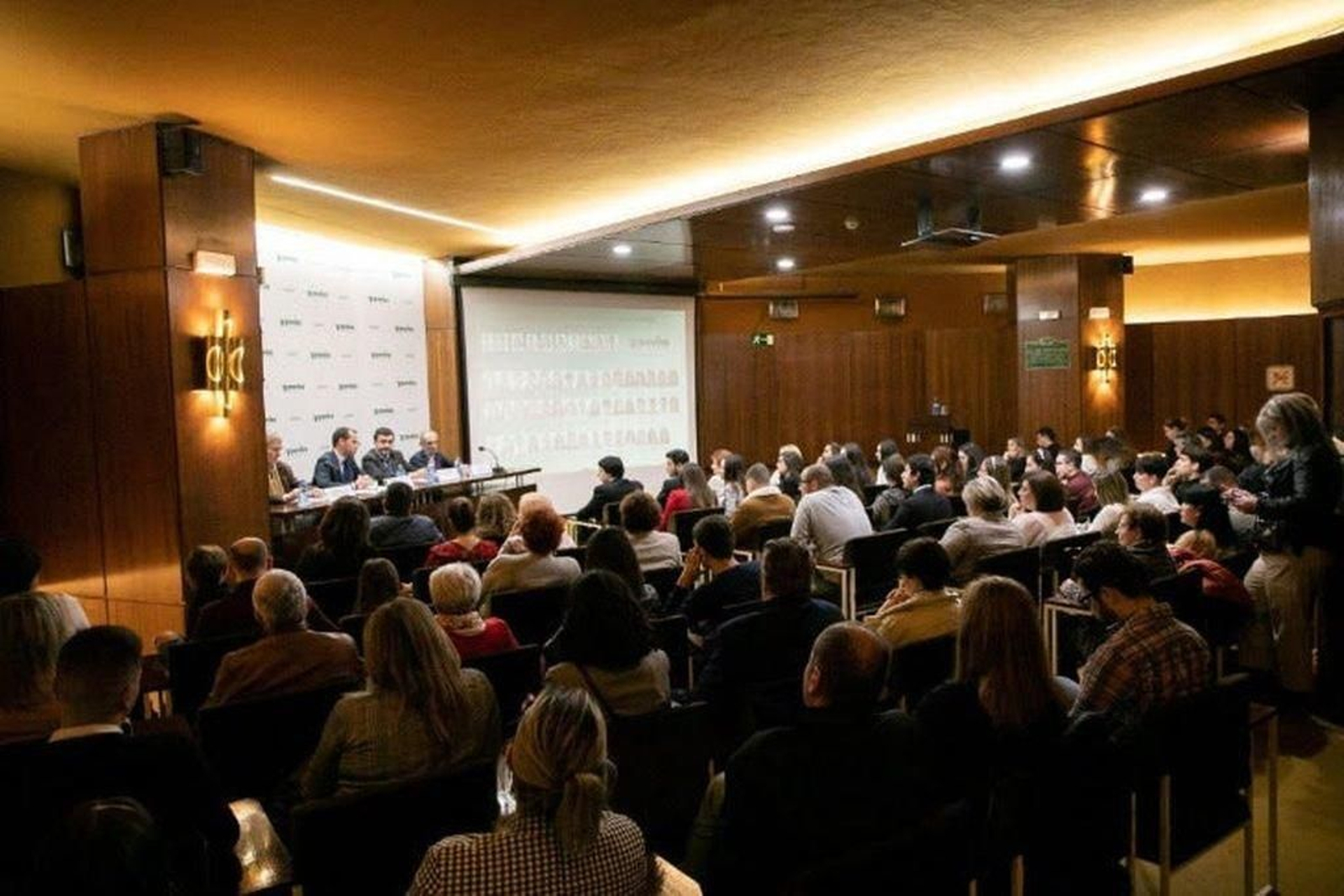 Entrega de los diplomas en Povisa, a cargo del director general.