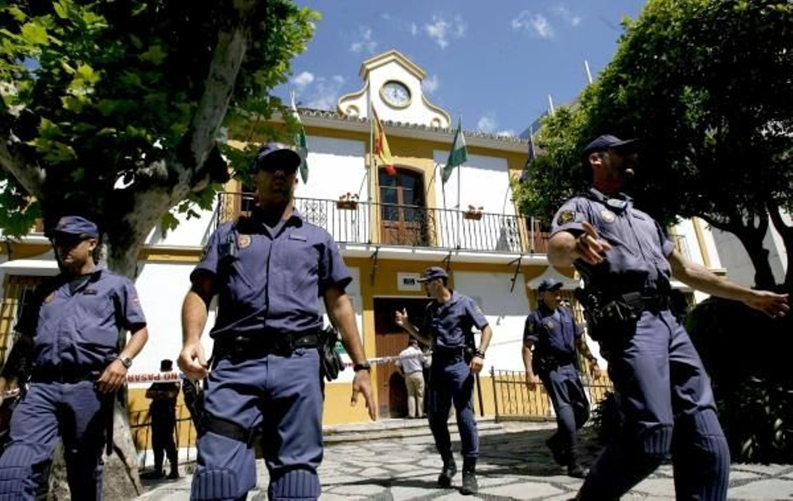 Miembros de la Policía impiden la entrada al Ayuntamiento de Estepona. (Foto: López Perujo)