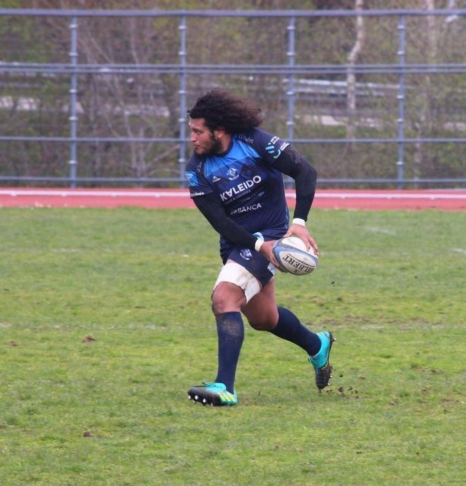 Emilio Brizuela, lesionado ayer, busca un pase en un partido anterior.