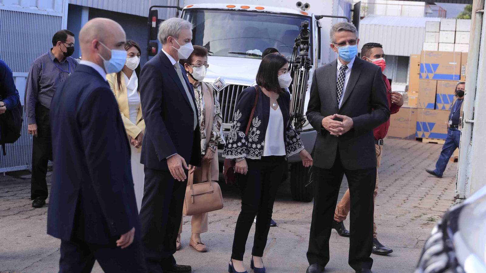 La ministra española de Sanidad, Carolina Darias (c); junto al ministro de Salud de Honduras, José Manuel Matheu (d); y el embajador de España en Honduras, Guillermo Kirkpatrick (2-i), participan en la donación de 254.000 vacunas pediátricas contra la covid-19 procedentes de España. EFE/Gustavo Amador