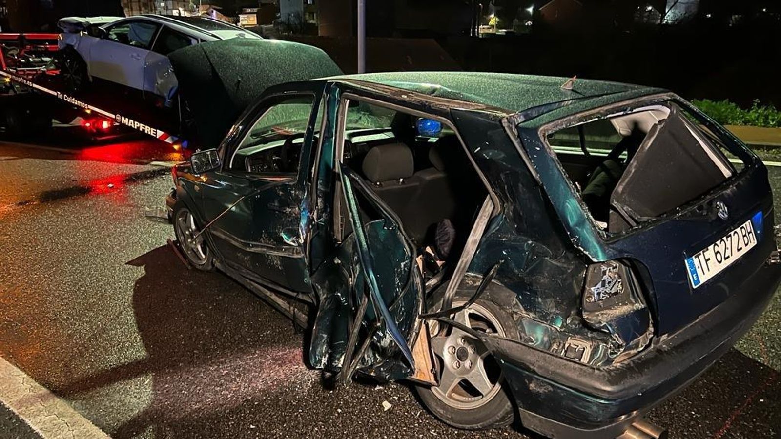 Los fallecidos recibieron el fuerte impacto del otro coche implicado en el siniestro. // Alberte