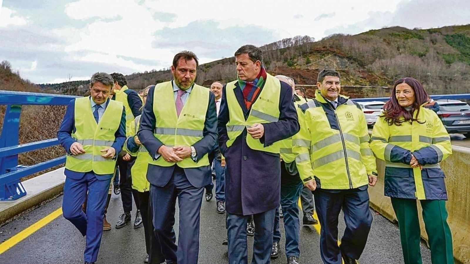 El ministro y el candidato socialista a la Xunta, ayer en la visita a las obras.