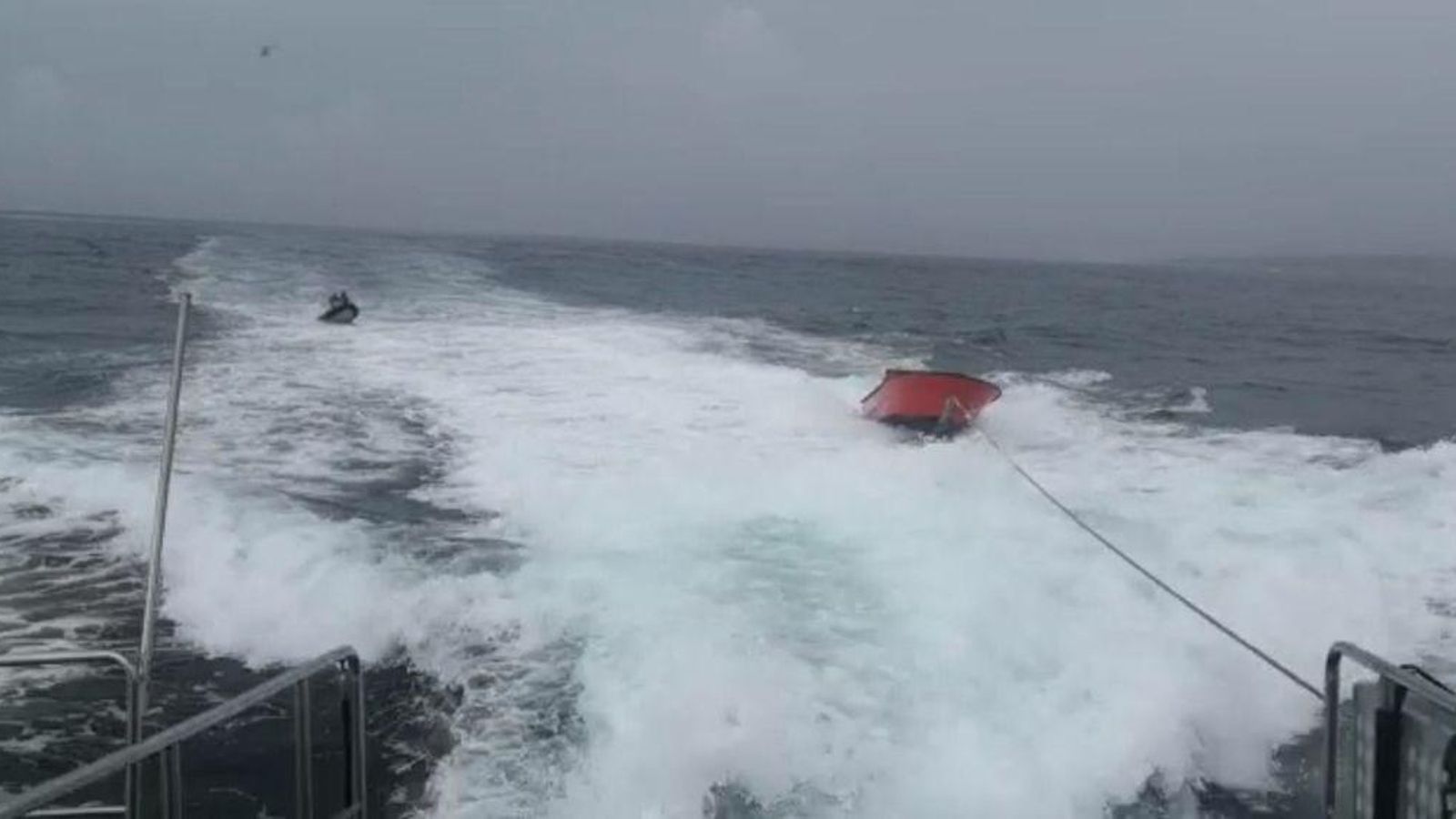 Un momento del rescate de la planeadora en aguas de Ons.