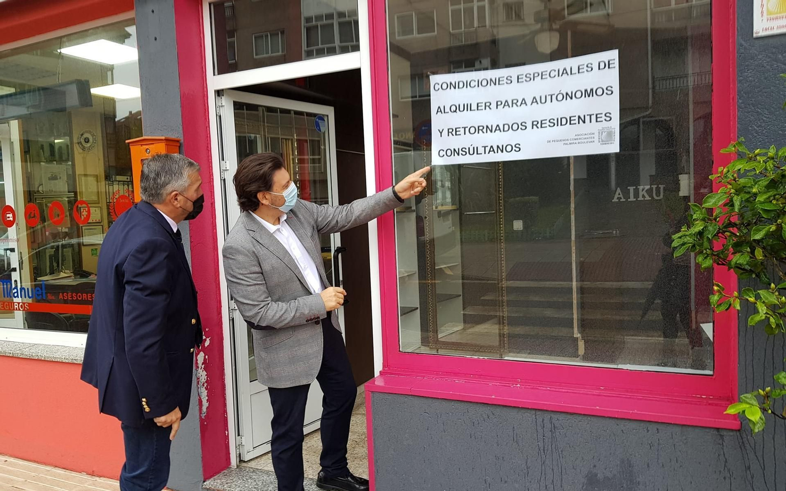 Miranda y Fernández, durante la visita del secretario xeral da Emigración a los locales que esta asociación de Milladoiro pone a disposición de las y los retornados