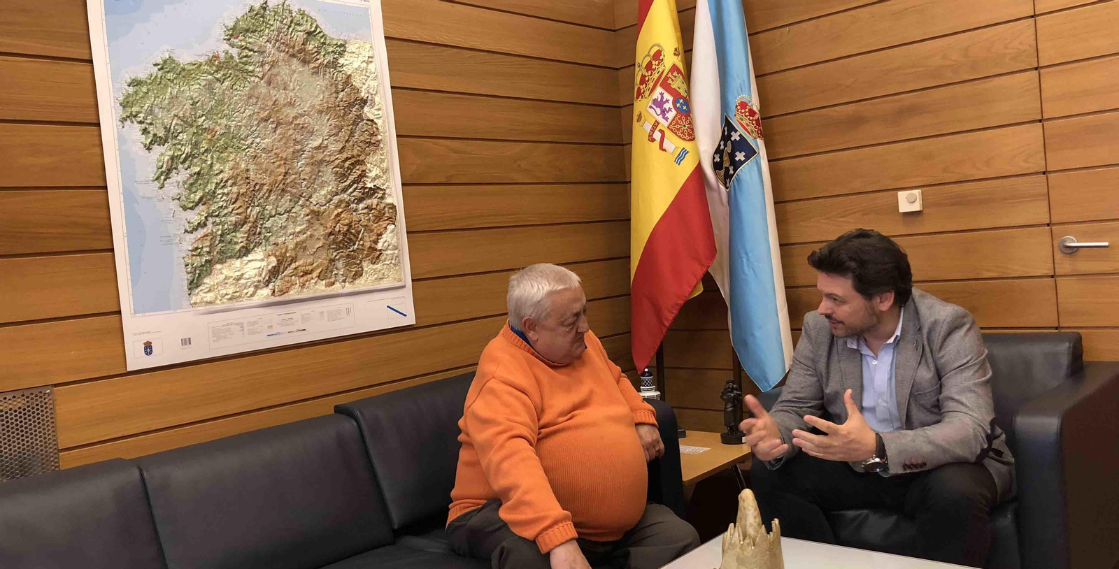 Miranda y Barbosa, en el despacho del secretario xeral da Emigración, en Santiago de Compostela