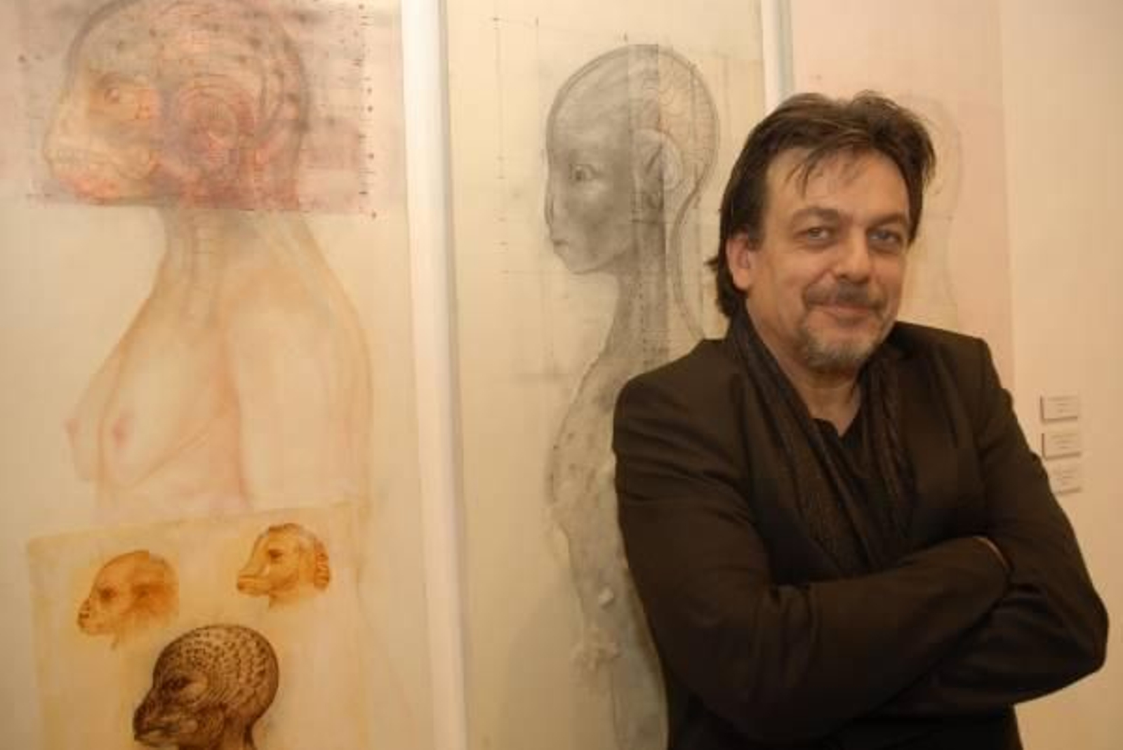 Herikberto Quesada, con una de sus recreación de los extraterrestres ummitas.