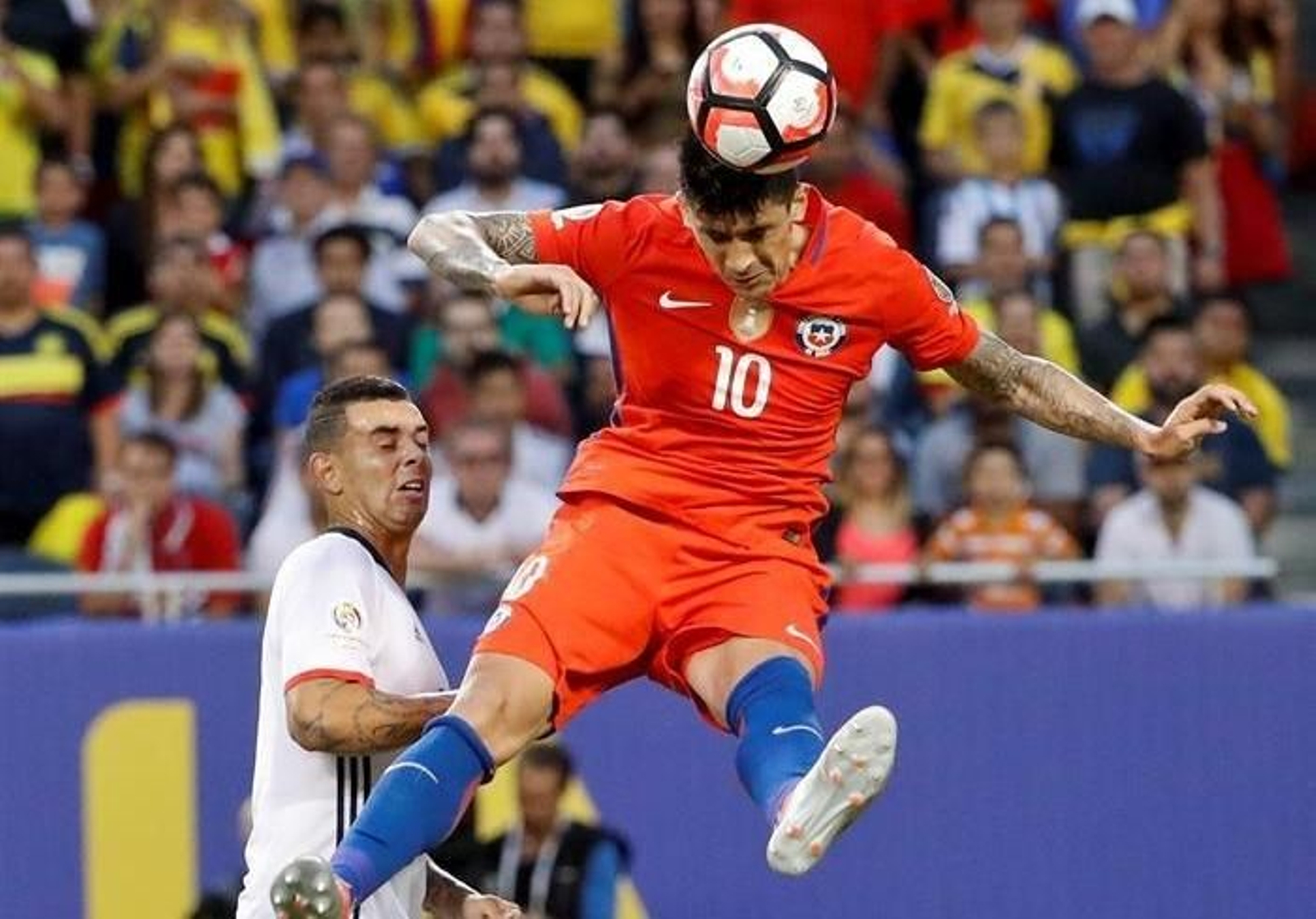 Pedro Pablo Hernández (d) cabecea el balón ante la marca del colombiano Edwin Cardona