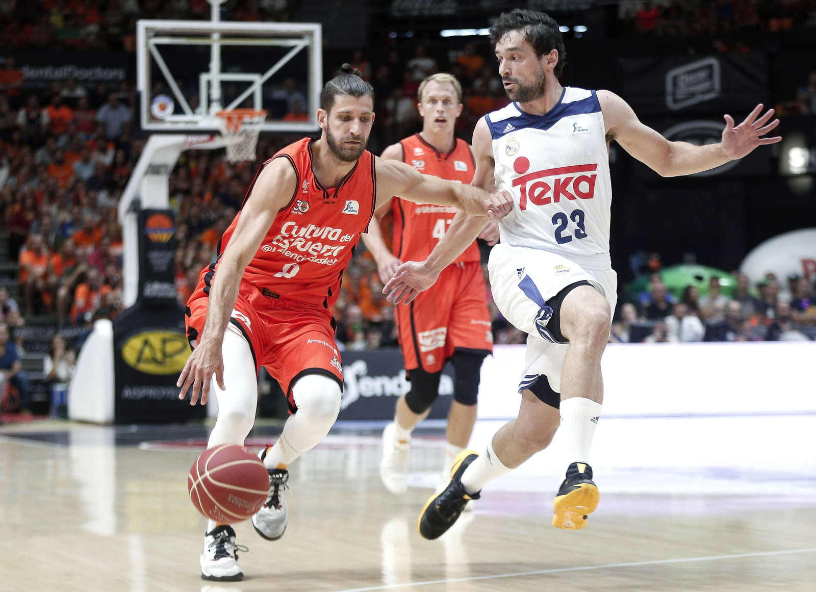 Diot sube el balón ante la oposición de Llull en el partido de ayer.