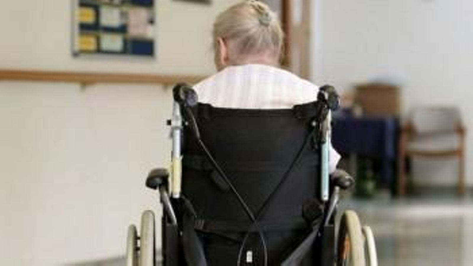 Una anciana en silla de ruedas. (Foto: EFE)