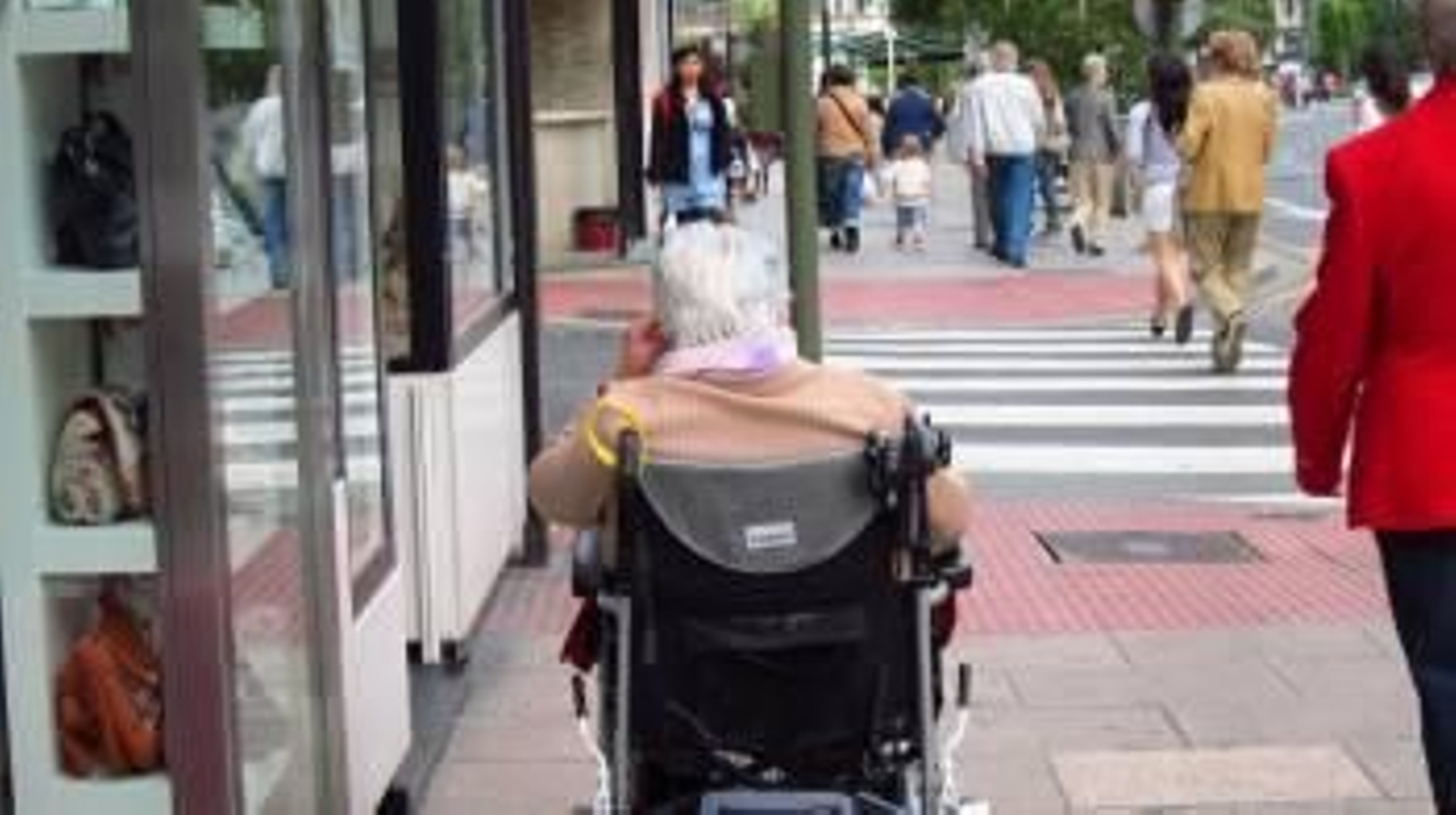 Una persona dependiente, en silla de ruedas a la puerta de un comercio. (Foto: ARCHIVO)