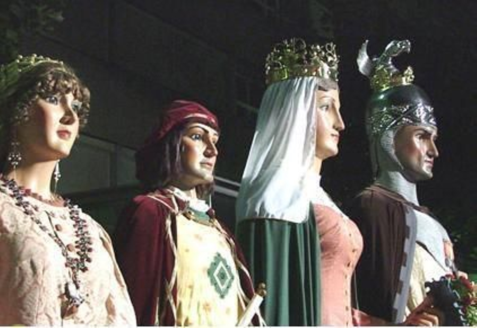 Los gigantes de la localidad de Mataró desfilaron en Créteil.