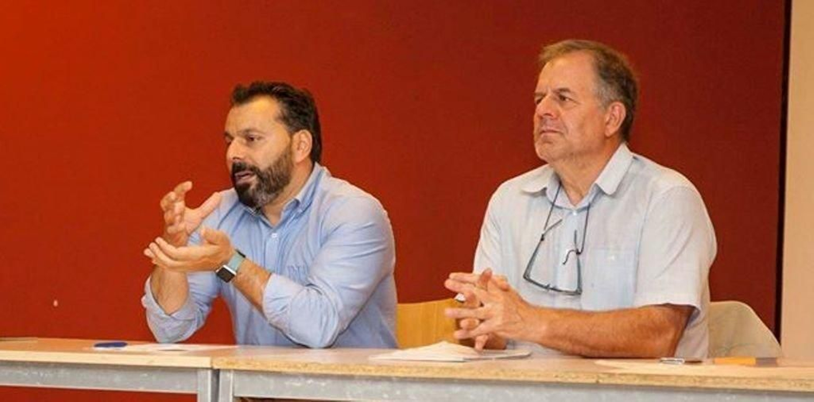 Ferreira y Araúxo en una de las reuniones de exposición pública del documento en las parroquias.