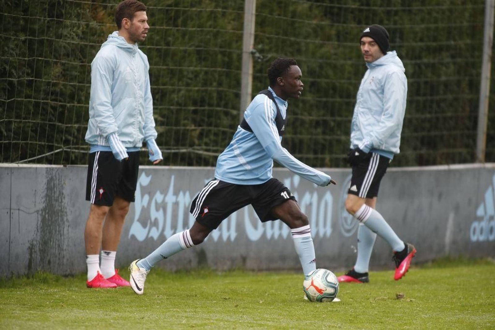 Zancada de Pione Sisto entre Smolov y Aspas durante el entrenamiento matinal de ayer.